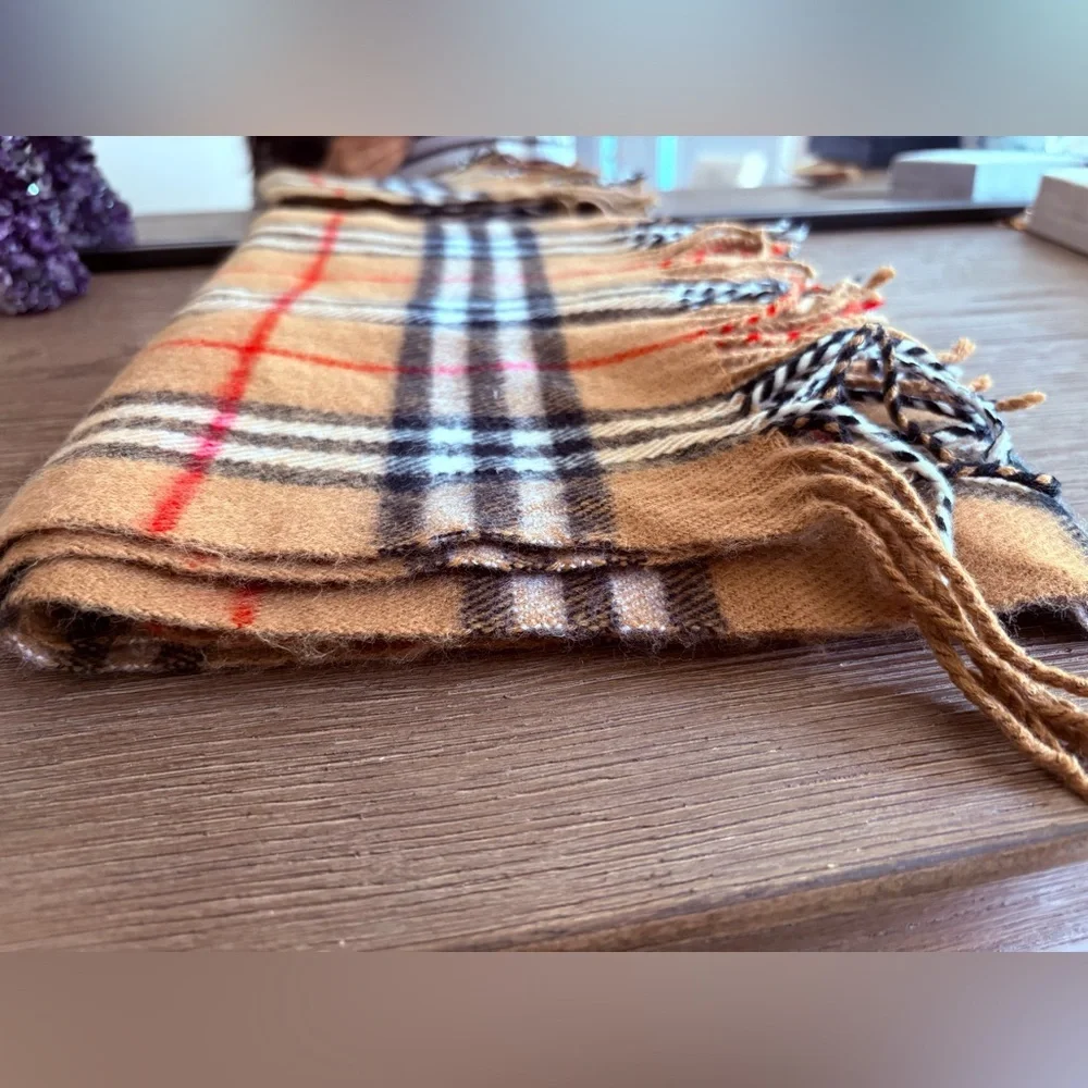 Burberry 100% Lambswool Scarf - Picture 3 of 6